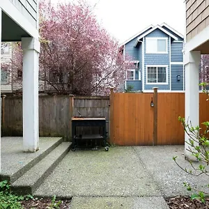 https://snug-suite-near-greenlake.seattlehotelsites.com