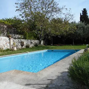 https://lescaillon.fr-provencehotel.com